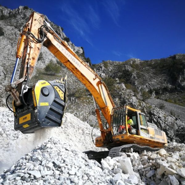 BF135.8 – Hyundai 500LC 7A – Italy – quarry Carrara marble 2