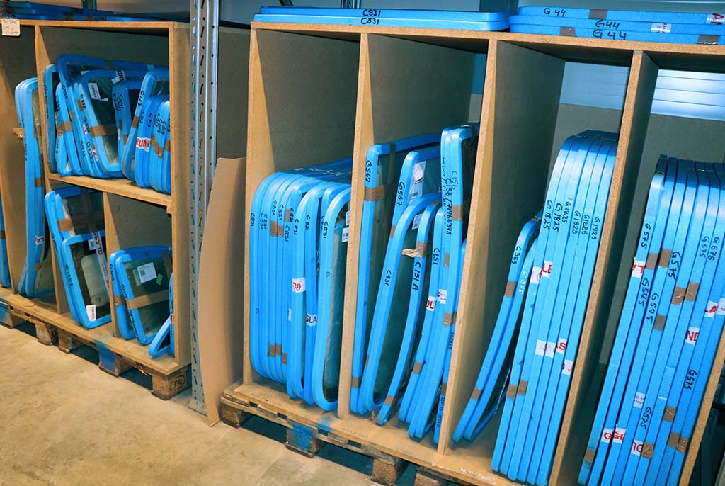 Nærbilde av gummibelte som er på en anleggsmaskin